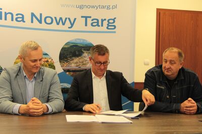 Wójt Gminy wraz z P SKarbnik oraz wykonawcą i sołtysem morawczyny  podpisują umową na remont drogi w Morawczynie 