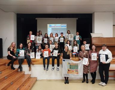 Druga mobilność uczniów ze Szlembarku w ramach programu Erasmus+ zdjęcie grupowe z pracami