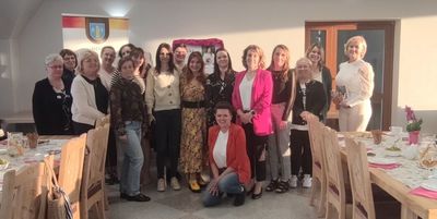 Uczestnicy spotkania autorskiego z Magdaleną Kordel w Filii Bibliotecznej w Ostrowsku