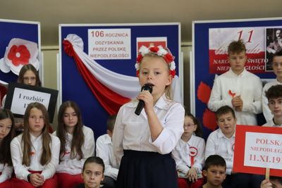 Uczennica klasy drugiej śpiewa piosenkę To Polska właśnie