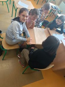 Uczestnicy programu profilaktycznego  "Spójrz Inaczej" w miejscowości Łopuszna