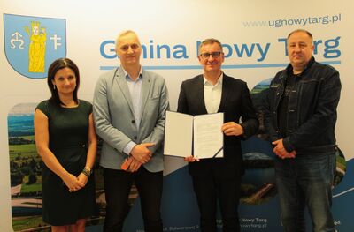 Wójt Gminy wraz z P SKarbnik oraz wykonawcą i sołtysem morawczyny z podpisaną umową na remont drogi w Morawczynie 