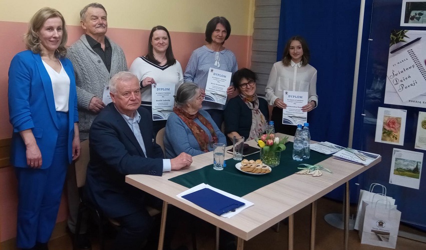  Jury, Dyrektor GBP i uczestnicy Otwartego Gminnego Konkursu Poetyckiego "Poezją Zauroczeni"